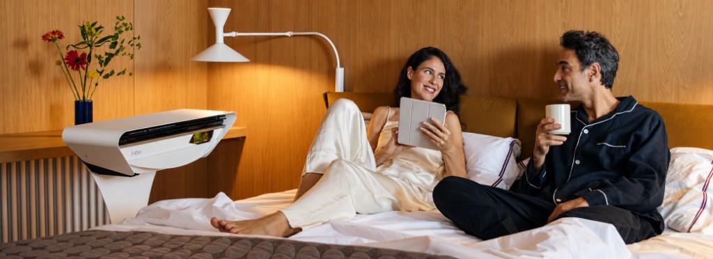 Pareja en el dormitorio con el equipo BIOW en la zona de descanso